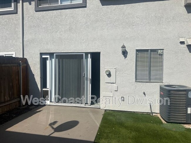 Building Photo - 10635 Aristocrat Ct