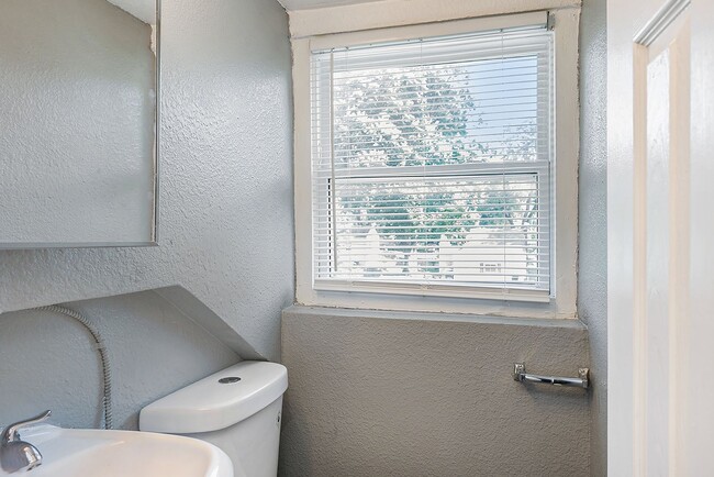 Building Photo - Charming 2-Story Home on Corner Lot in Ray...
