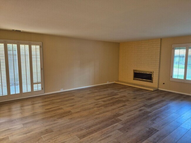 Building Photo - Beautiful  4 bedroom 2.5 bath with loft & Pool