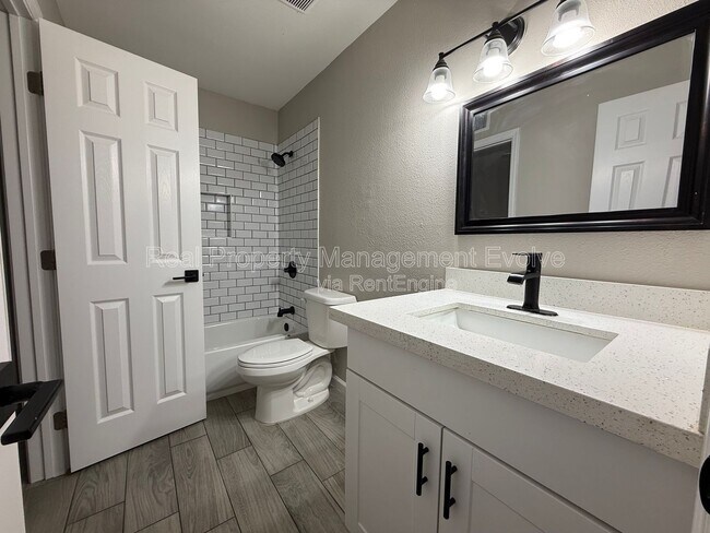 Building Photo - 3302 W Loma Ln