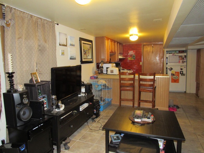 Primary Photo - 2427 W Warner Ave