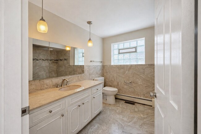 Building Photo - 8604 W Carmen Ave