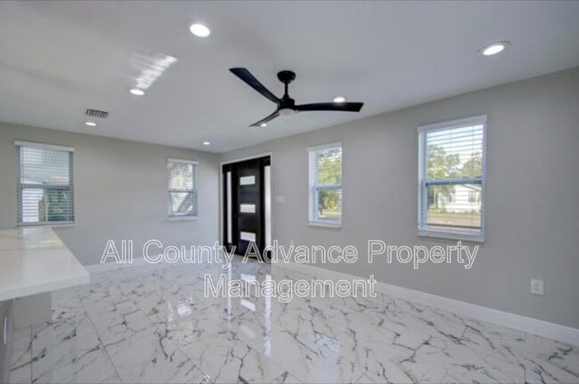 Building Photo - 425 Orangewood Dr