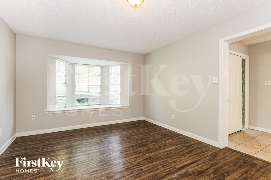 Building Photo - 24106 Creekview Dr