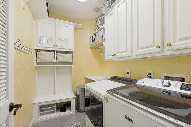 Building Photo - 6011 Shady Alcove Ct