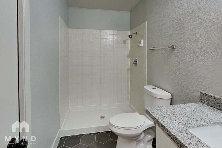 Building Photo - 4336 N Fox Point Dr