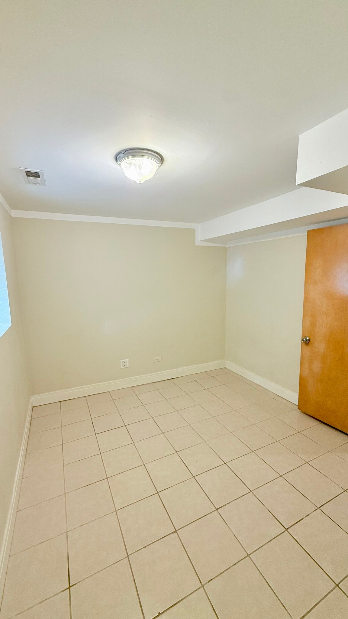 Building Photo - 5843 W Warwick Ave