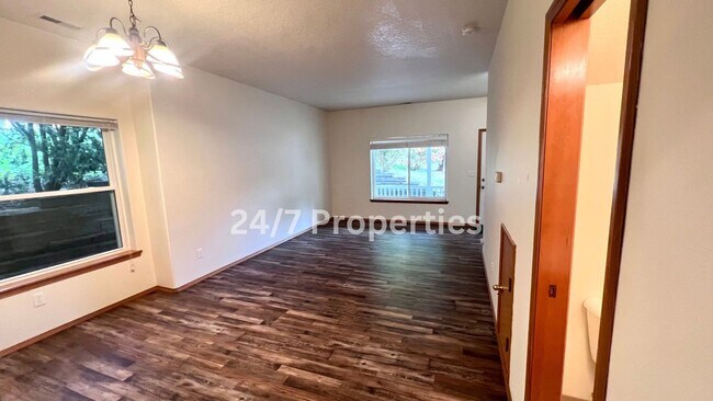 Building Photo - Beautiful 3 BD | 2.5 BA Duplex in Wine Cou...