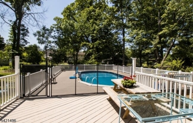 Building Photo - 4 Rumson Rd