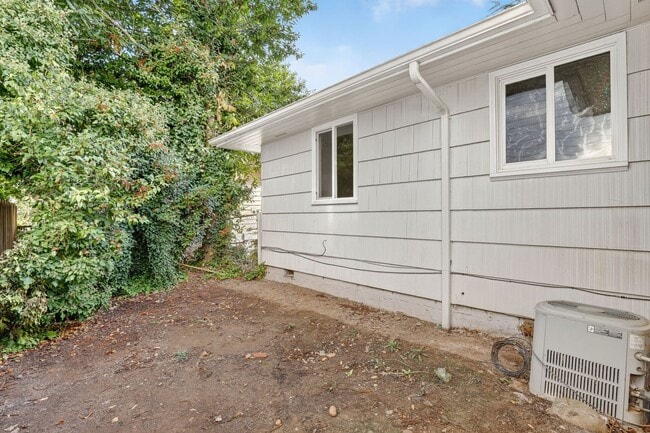 Building Photo - 4 bedroom: Single Level SE Portland Home