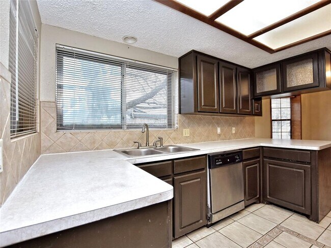 Building Photo - 2407 Versailles Dr