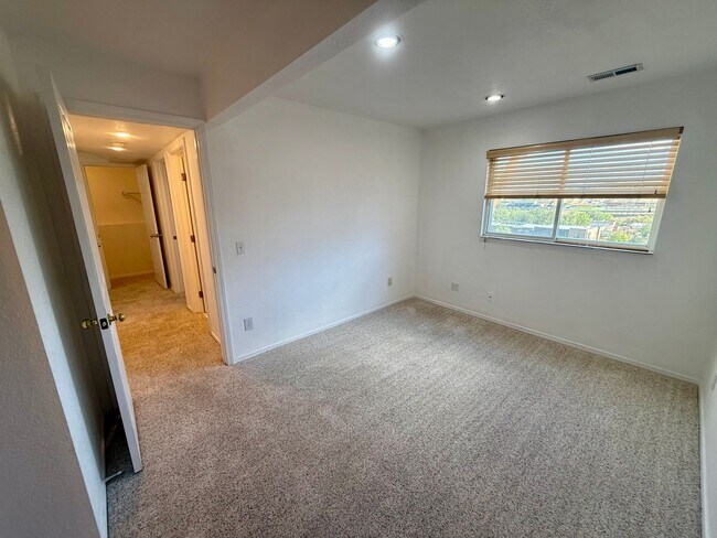 Building Photo - 537 Canyon View Dr