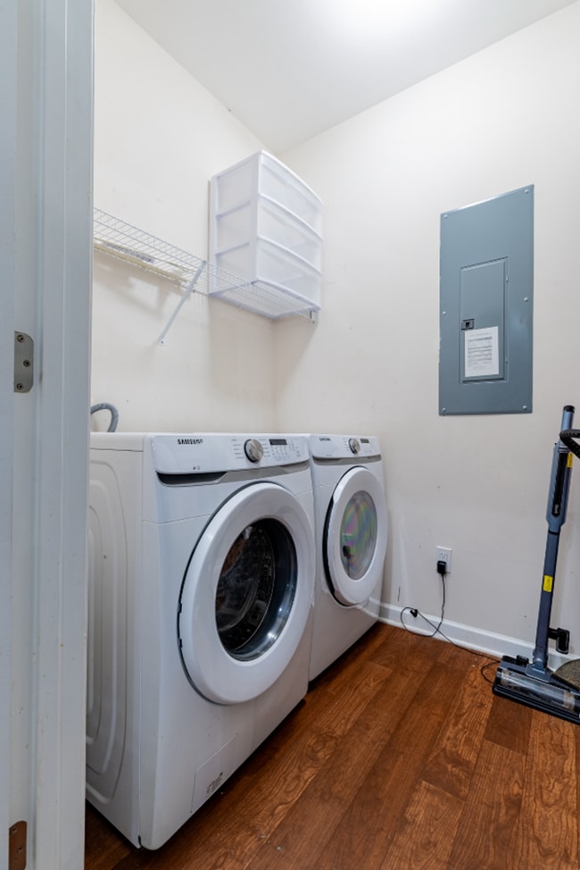 Building Photo - Updated 3BR Townhouse with Kitchen Island & Walk-In Closets