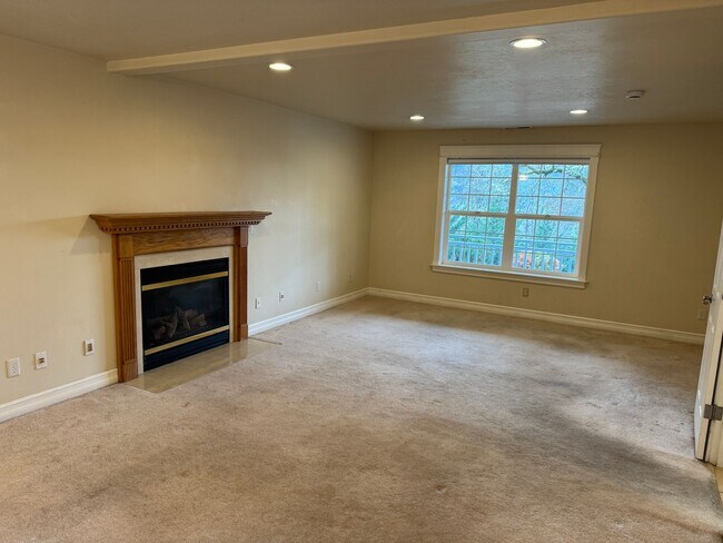 Building Photo - Beautiful large house in the South Hills!