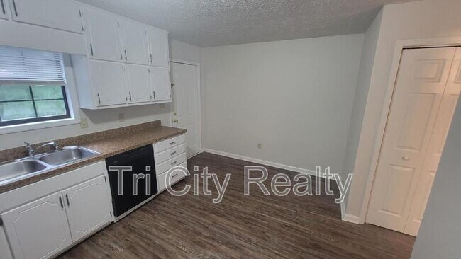 Building Photo - 220 Meadowbrook Ct