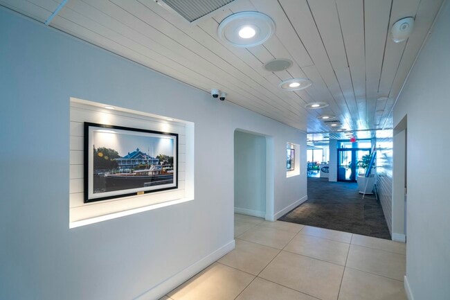 Building Photo - 123 Lakeshore Dr