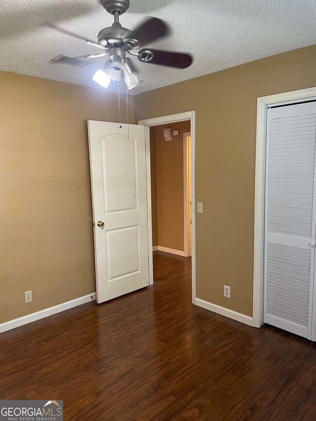 Building Photo - 108 Acorn Ct