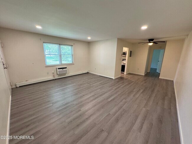 Building Photo - 289 Main St