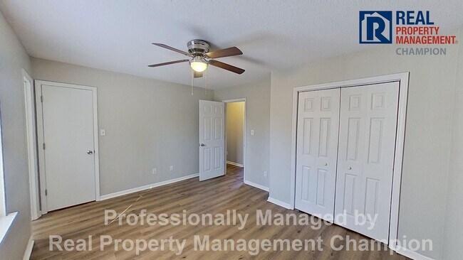 Building Photo - 3 BD/2 BA Home with Fenced Yard & Attached Garage