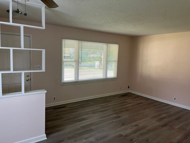 Building Photo - Charming 2 Bedroom with HUGE Yard!
