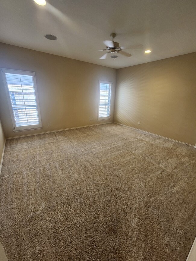 Building Photo - 3 bed 2 bath patio home, 3 car garage!