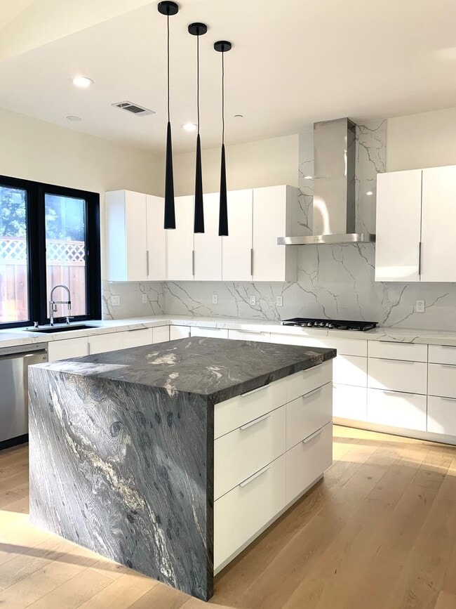 Building Photo - Bright, Modern & Beautiful – 3BR Home in M...
