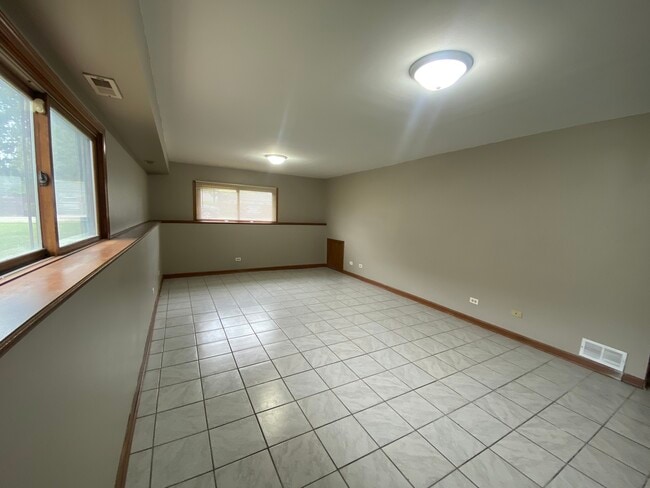 Building Photo - 2021 Kirschoff Ave