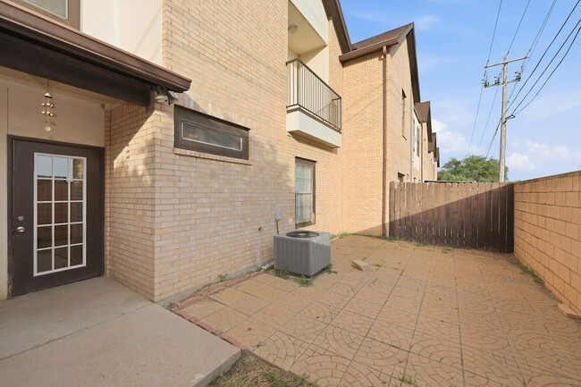 Building Photo - 2445 Monarch Dr