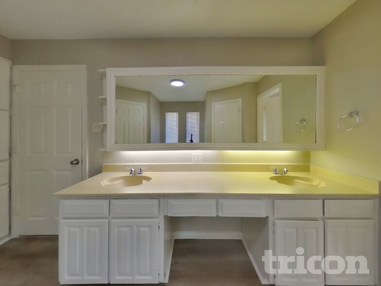 Building Photo - 934 Robinwood Dr