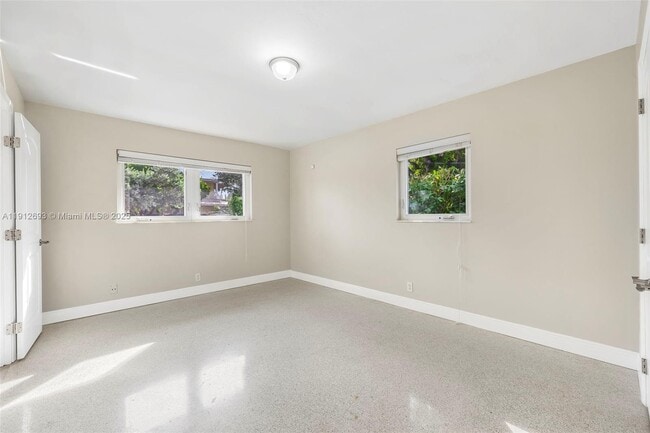 Building Photo - 633 Solar Isle Dr