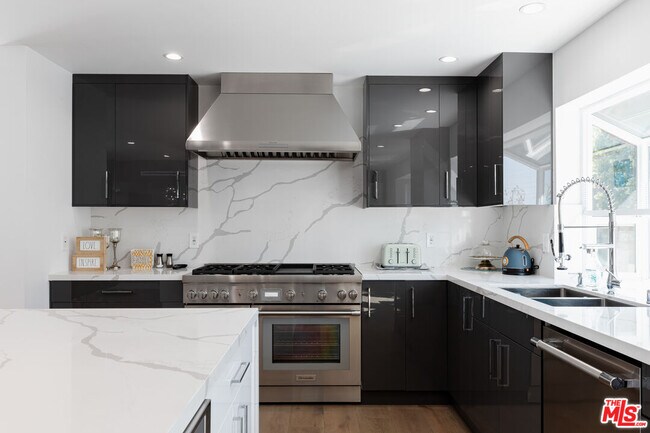 Building Photo - 18721 Hatteras St