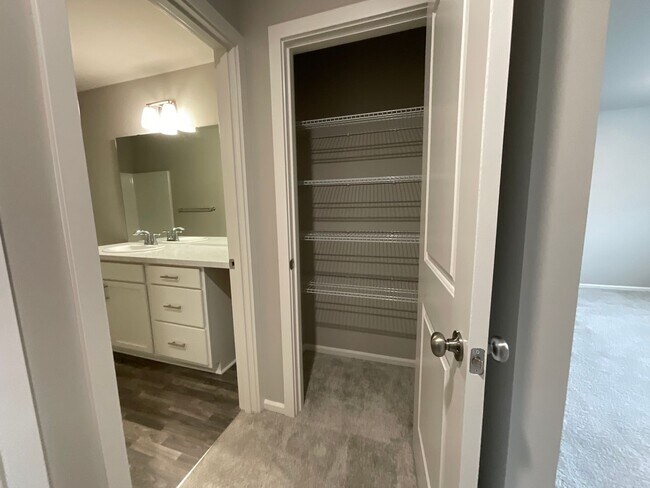 Building Photo - Beautiful 4 Bedroom, 2.5 Bath Home Availab...