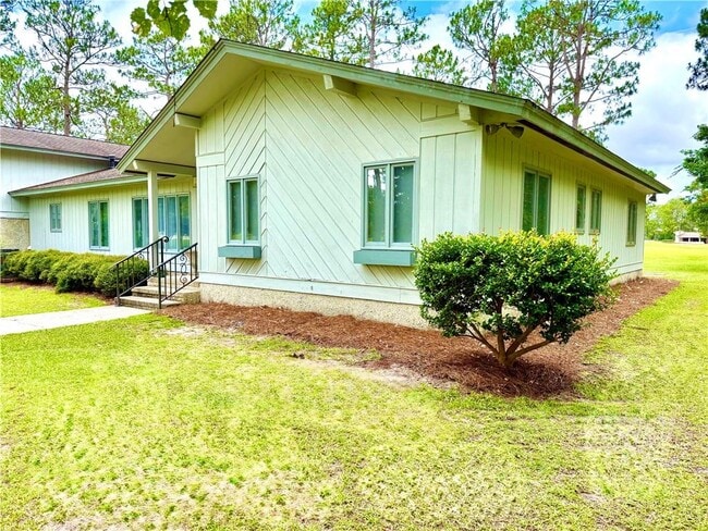Building Photo - 28 Pine Forest Dr W