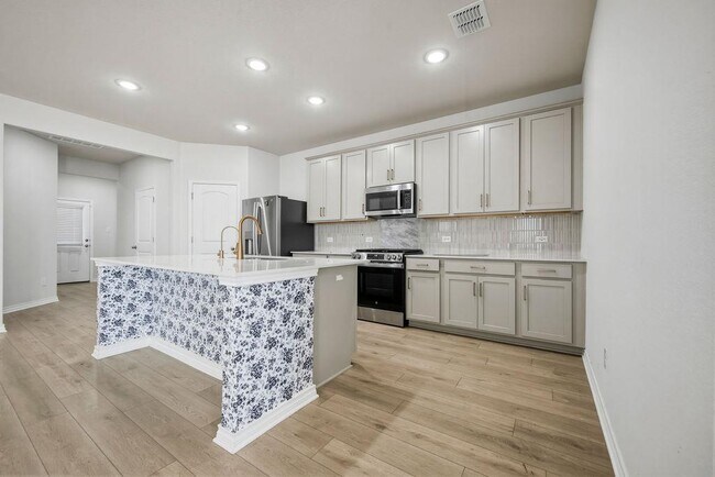 Building Photo - 245 Leeland Dr