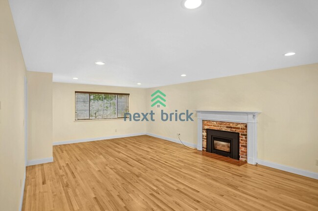 Building Photo - Spacious 5 Bed 2.5 Bath for Rent in Bellevue!