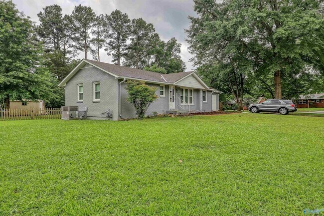 Building Photo - 619 Graycroft Dr SW