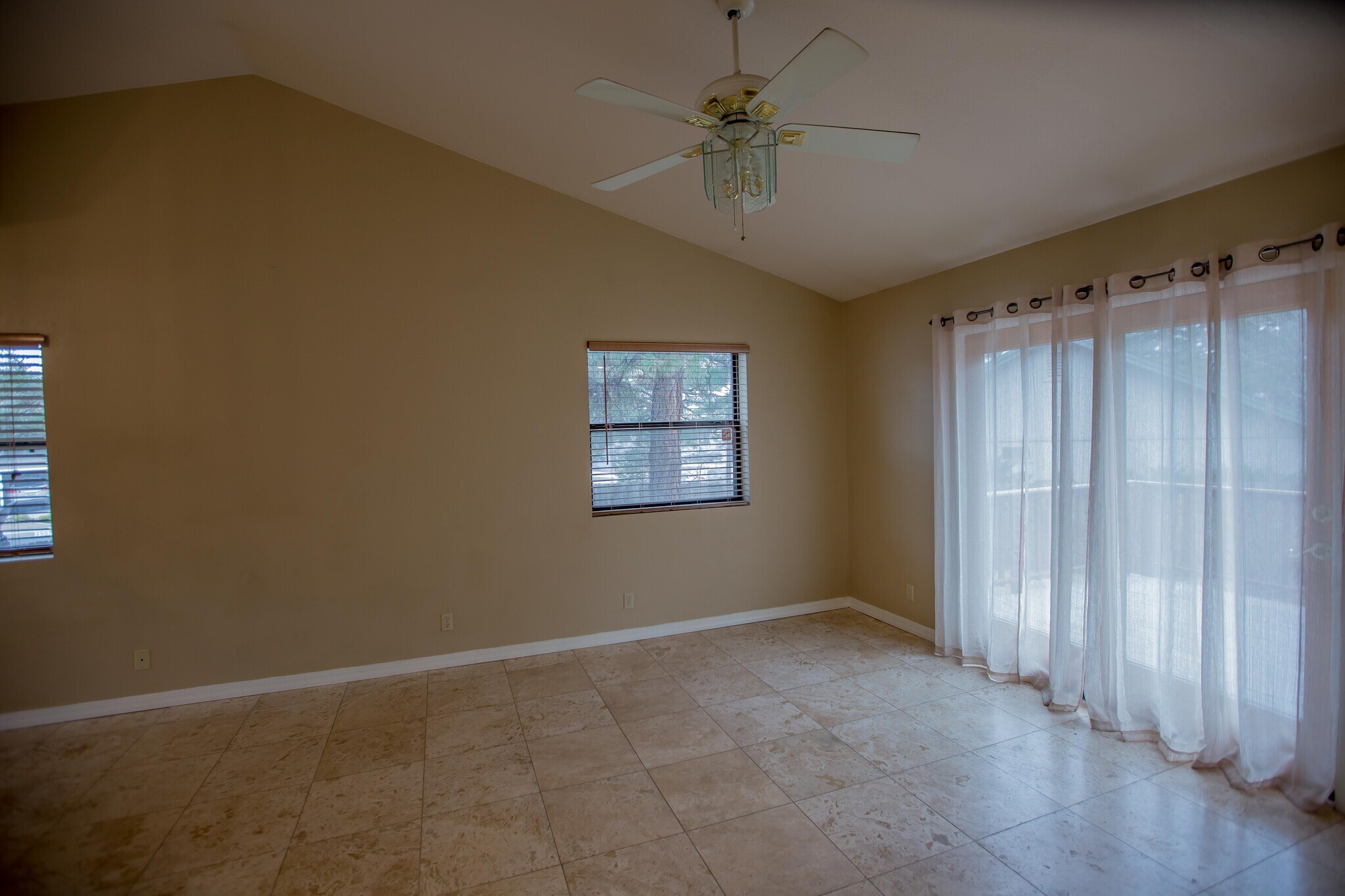 Building Photo - 2562 N Fox Run Dr
