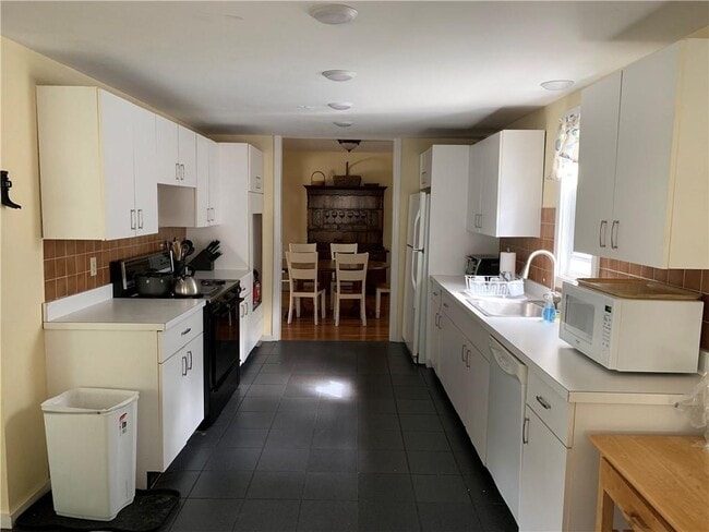 Building Photo - 23 Carey St