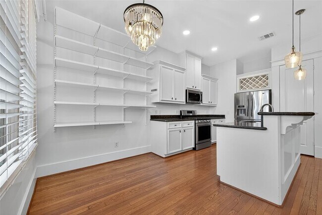 Building Photo - 1042 W 25th St