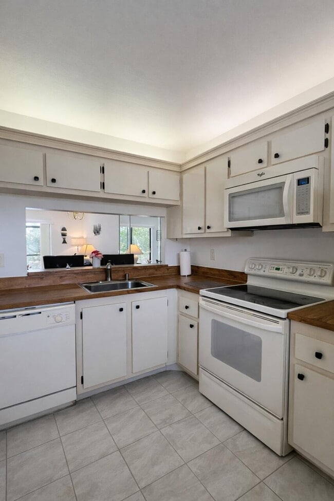 Building Photo - 7118 Golf Colony Ct