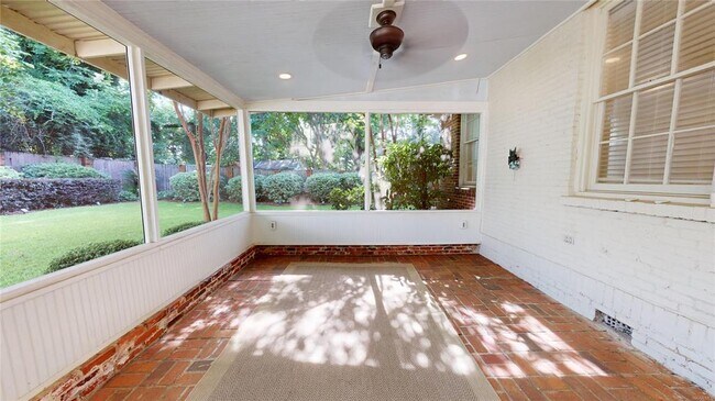 Building Photo - 345 Cloverdale Rd