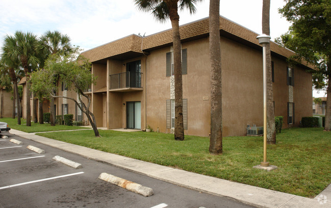 Building Photo - Pine Tree Apartments