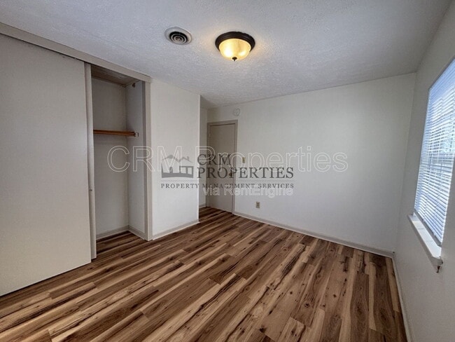 Building Photo - 1008 E Fischer St