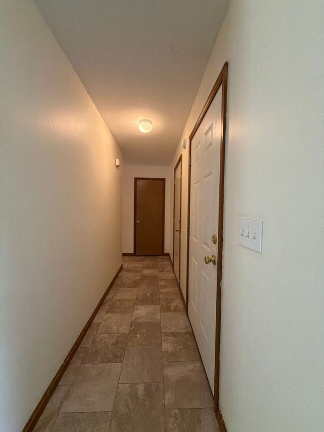 Building Photo - 819 Colonial Manor Dr