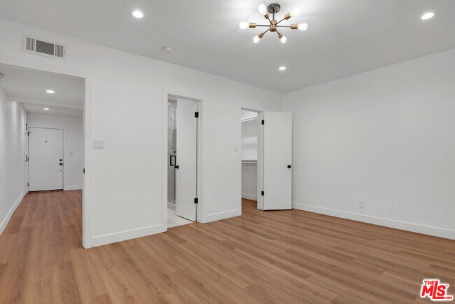 Building Photo - 950 Havenhurst Dr