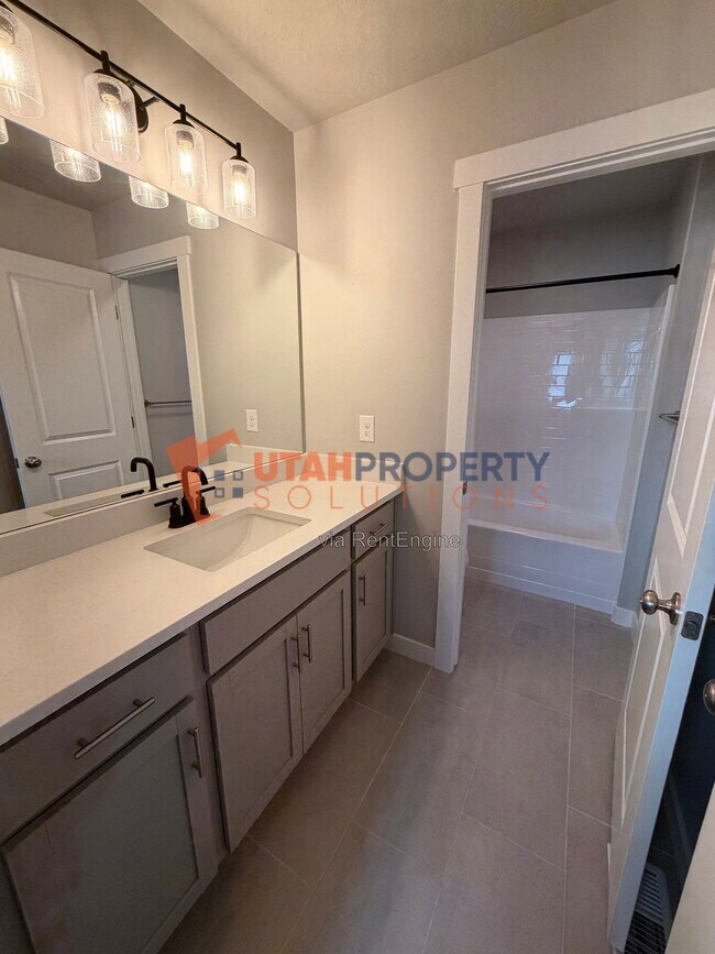 Building Photo - 12927 Twisted Oak Dr