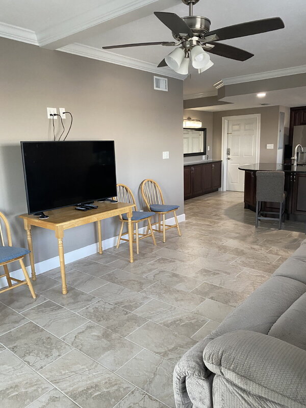 Building Photo - 404 S Beach St