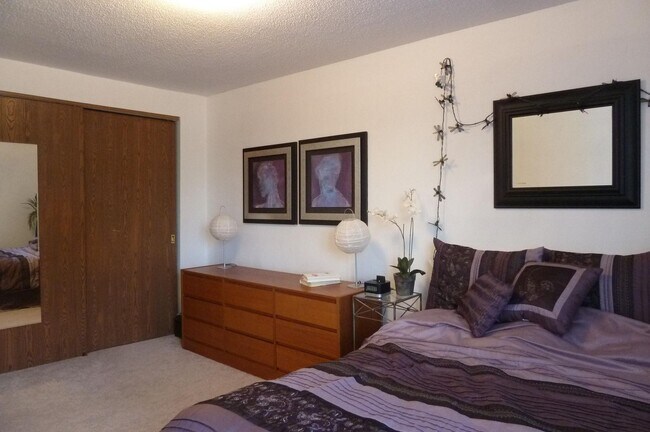 Building Photo - $1,095 | 2 Bedroom, 1 Bathroom Apartment | Cat Friendly* | Available for August 1st, 2026 Move In!