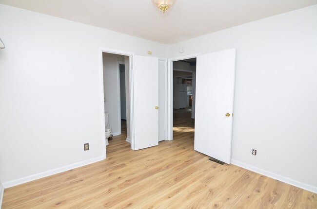 Building Photo - Quaint Charlotte Park Home