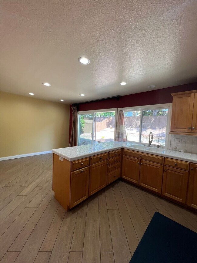 Building Photo - Lake Forest House with 4 bed 2 bath plus loft